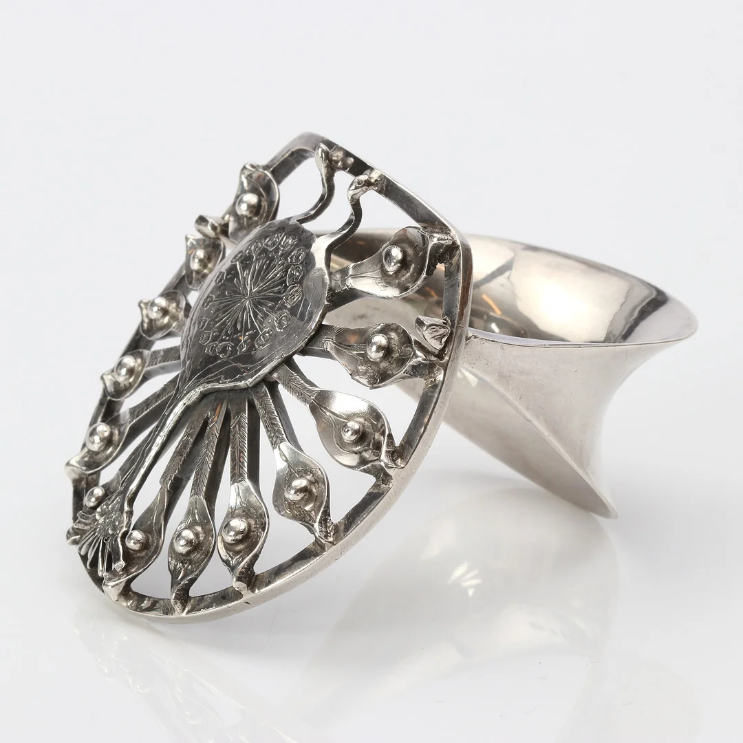 ANDERS ERICSON, ARMBAND. Silver med dekor av en påfågel, Kristianstad 1968. — Bracelets — Skånes Auktionsverk