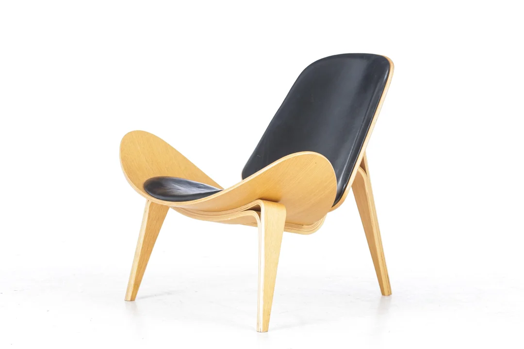Hans J. Wegner for Carl Hansen & Son. Oak shell chair model CH07 — Furniture/Lounge chairs — Lauritz