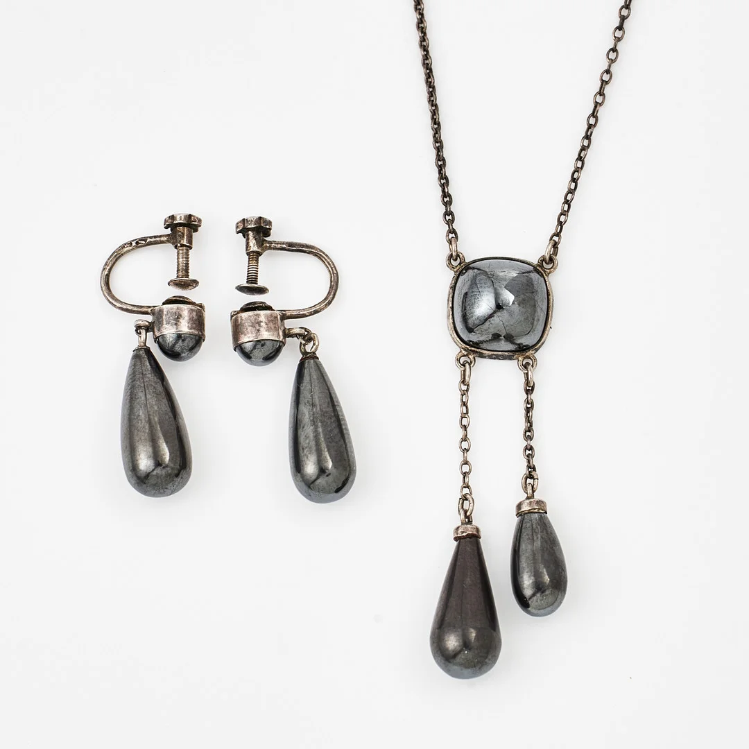HALSBAND, s.k. negligé, 1920/1930-tal, ÖRHÄNGEN, 1 par, silver, hematiter delvis droppformade, skruvsystem. — Necklace — Stockholms Auktionsverk Magasin 5