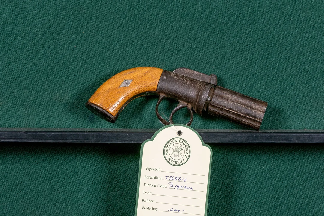 Slaglåsrevolvrer sk pepperbox, troligen engelsk, 1800-talets mitt. — Guns & Rifles — Mauritz Widforss