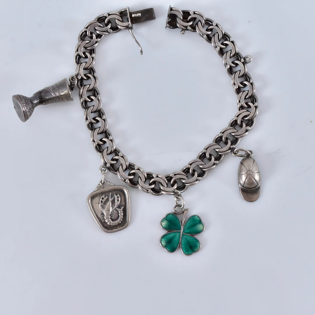 ARMBAND, med berlocker, silver, Nita & Reimertz Smögen. — Jewellery — Halmstads Auktionskammare
