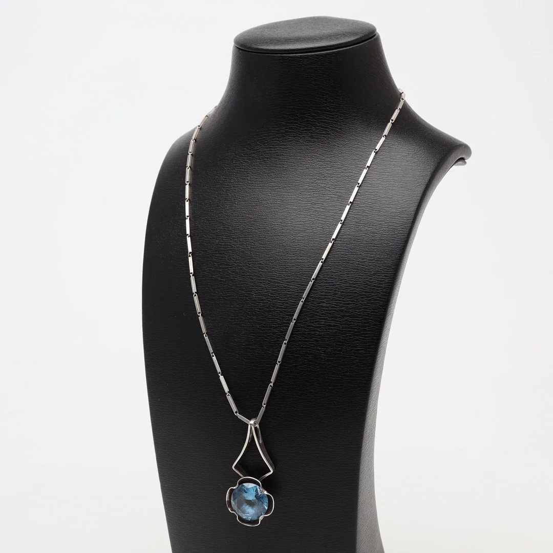 HÄNGE Alton samt KEDJA, silver, bruttovikt ca 12 gram. — Brooches & Pendants — Borås Auktionshall