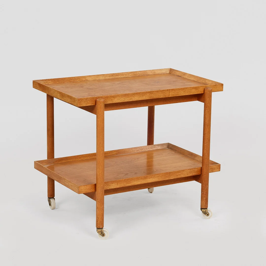 DANSK MØBELDESIGN: Bakkebord af egetræ på hjul, dansk møbelproducent, Danmark, 1900-tallets anden halvdel. — Tables — Palsgaard Kunstauktioner