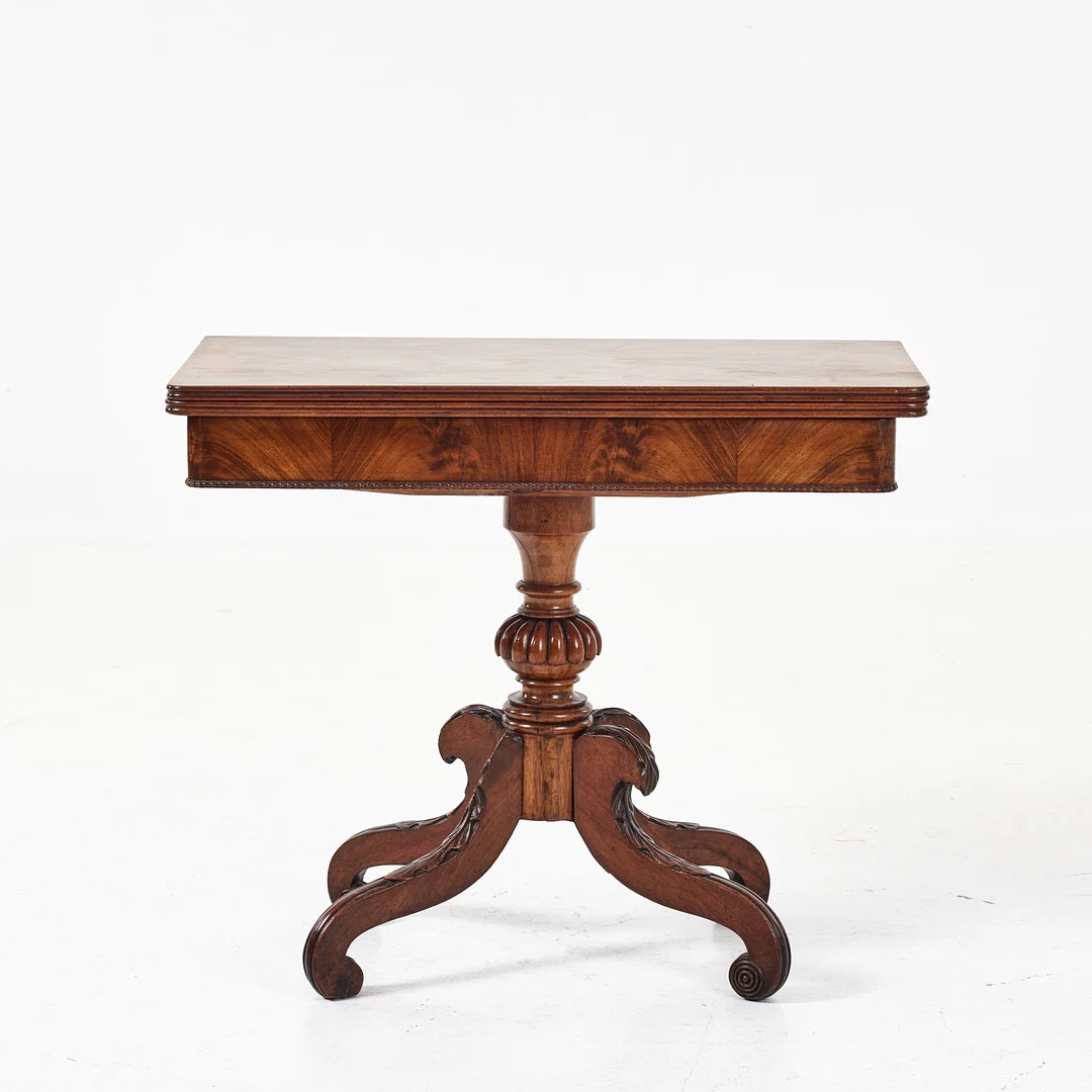 SPELBORD, 1800-talets slut, nyrokoko, fanerad i mahogny. — Tables — Stockholms Auktionsverk Magasin 5