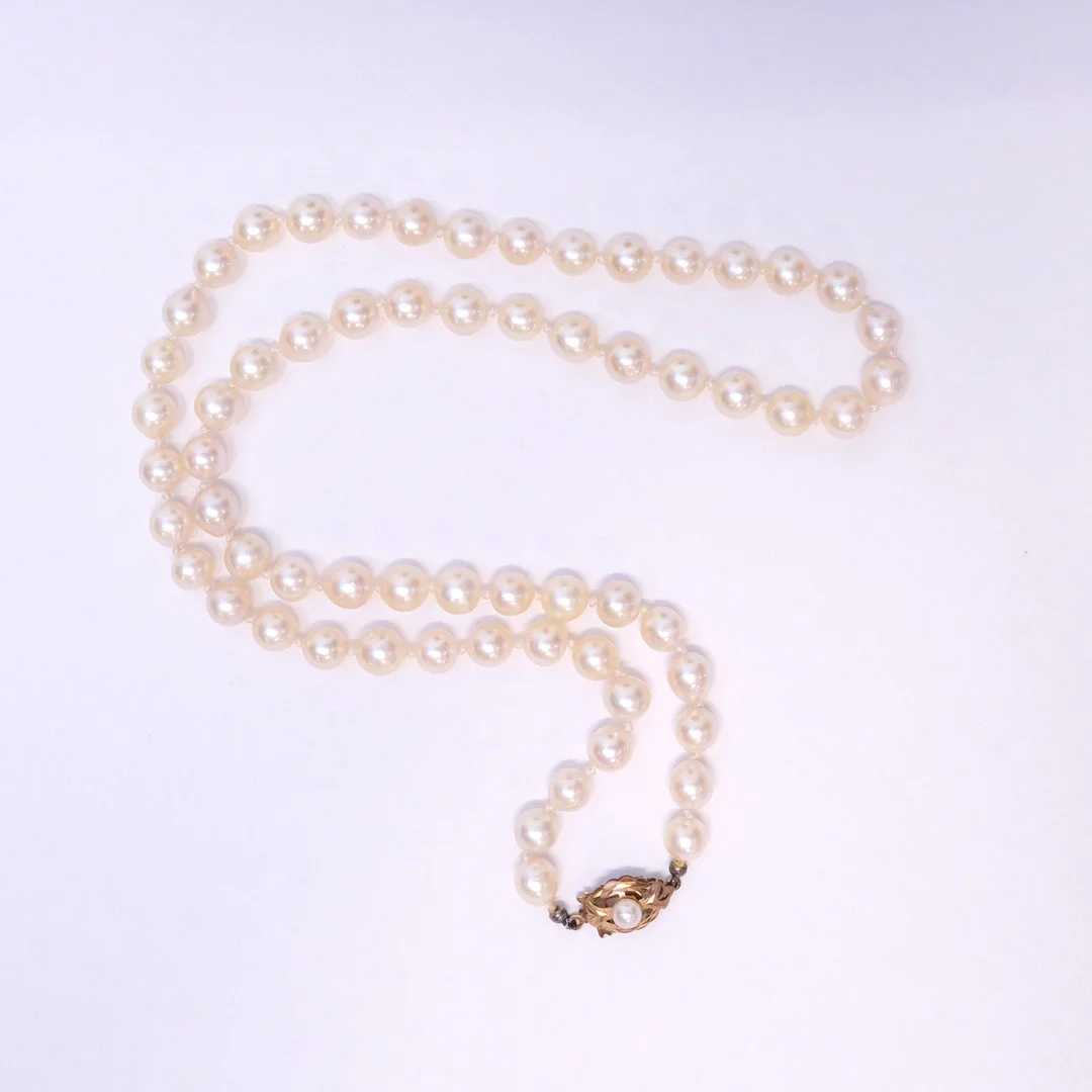 COLLIER MED IMITATATIONSPÄRLOR, LÅS I 18K GULD. — Necklace — Björnssons Auktionskammare