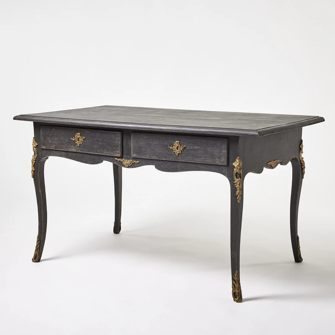 SKRIVBORD s.k. Partners desk, rokoko, 1700-talets andra hälft, stomme i furu och al, beslag i mässing. — Desks — Stockholms Auktionsverk Magasin 5