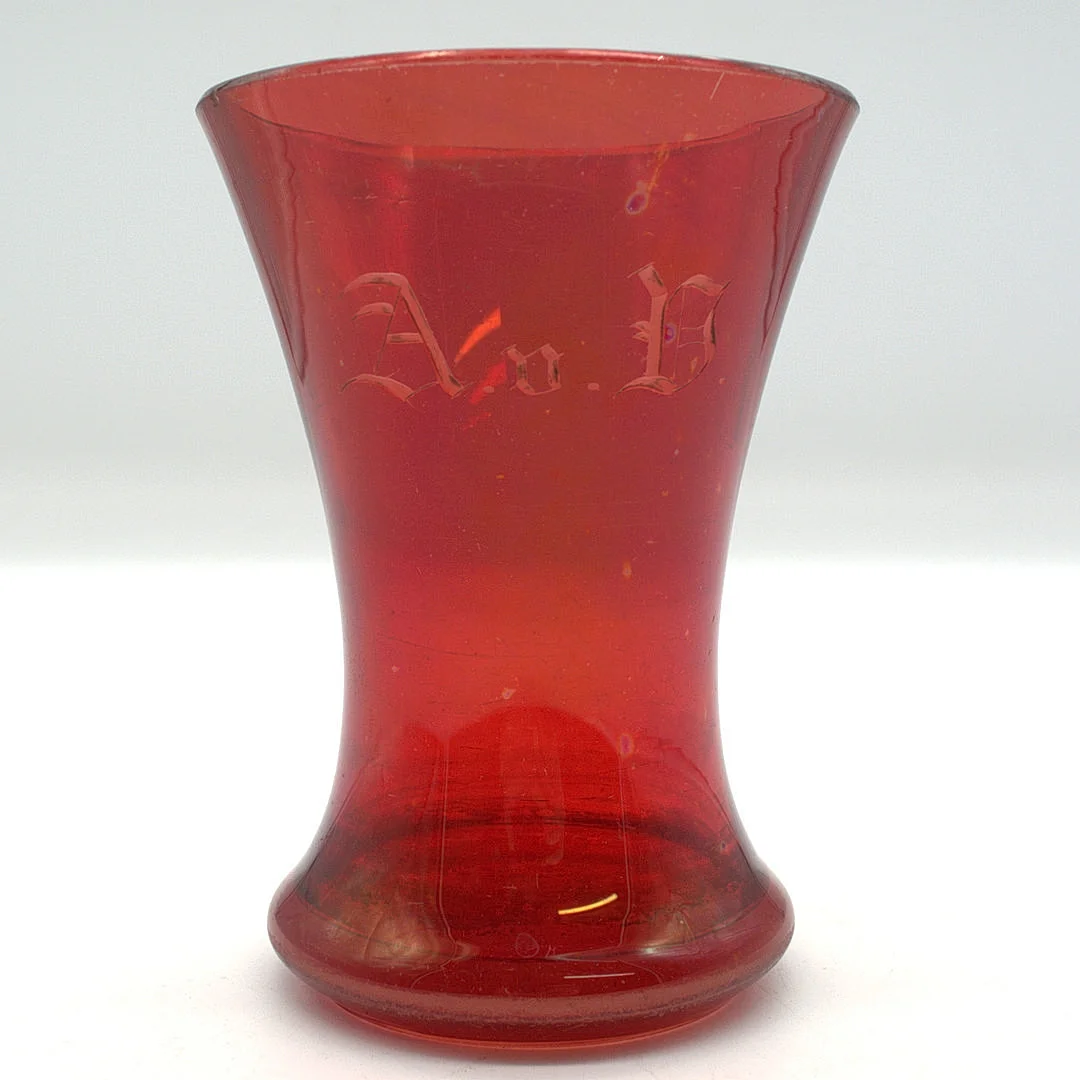 BIEDERMEIER GLAS RUBINROT MONOGRAMMIERT, AUS BESITZ EINES ADELIGEN 19. JAHRHUNDERT. — Art glass — Kunst- und Auktionshaus Kleinhenz
