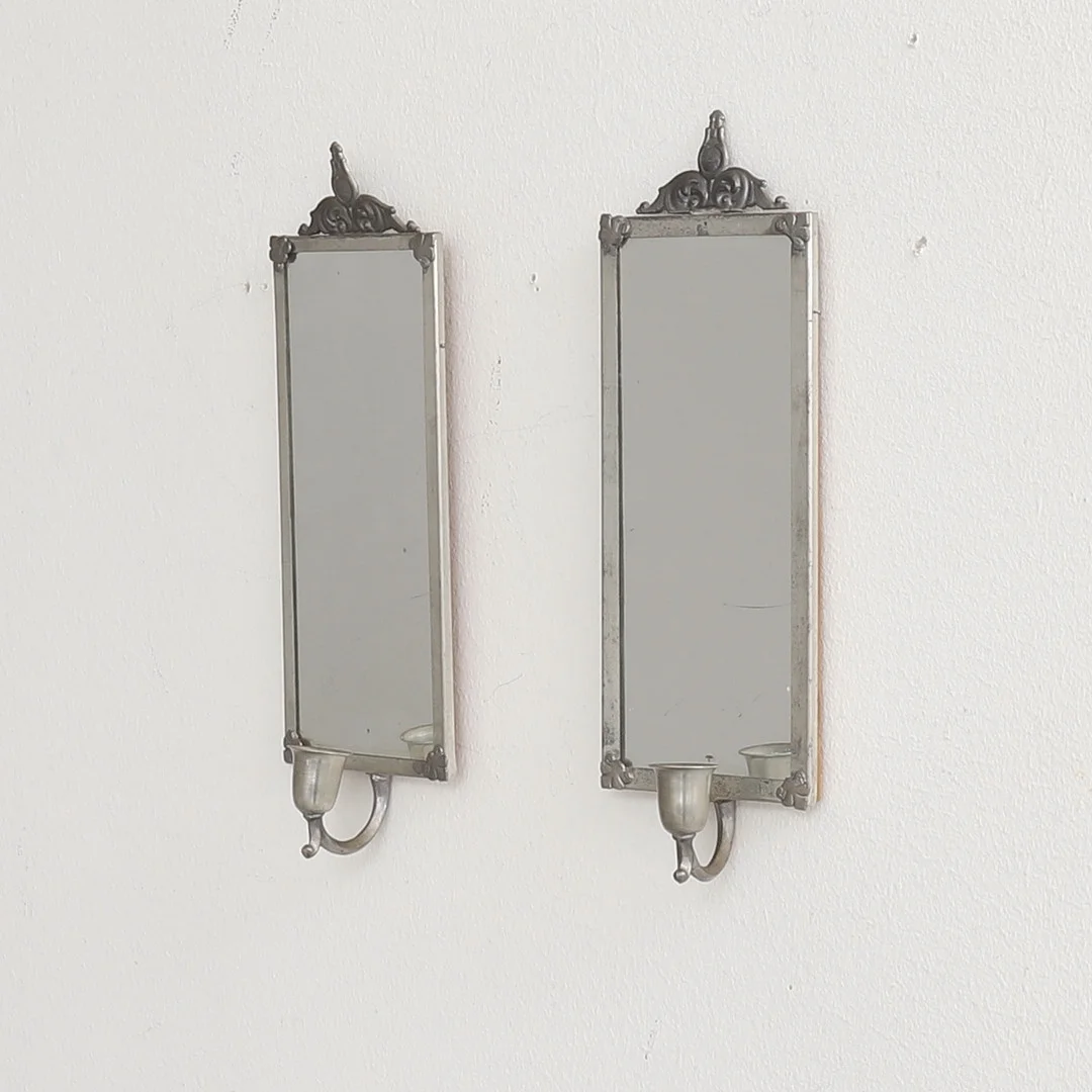 SPEGELLAMPETTER, ett par, tenn, 1900-talets första hälft. — Mirrors — RA Auktionsverket Norrköping
