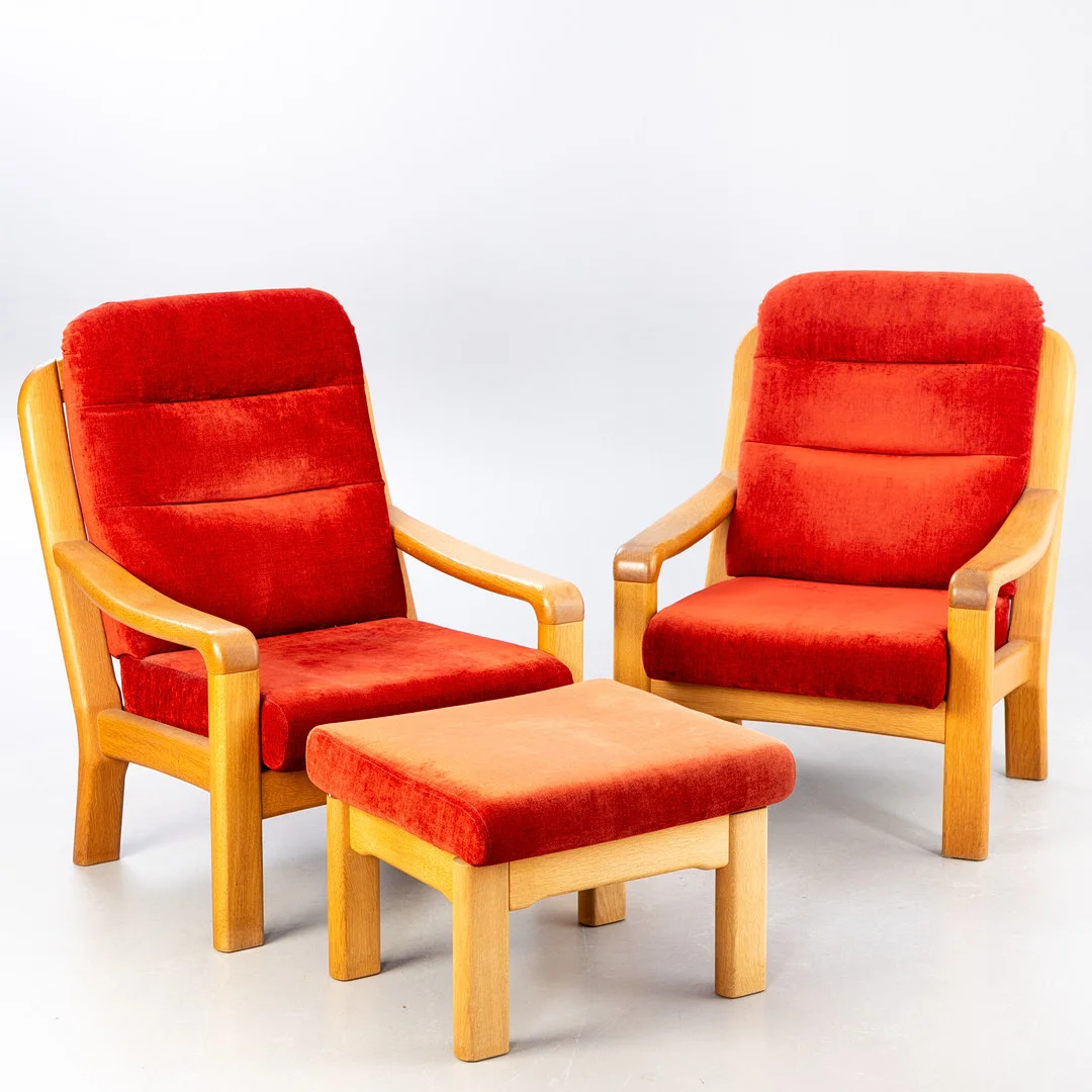 Dyrlund, 2 Sessel + Hocker, Eiche (2). — Armchairs & Chairs — Stockholms Auktionsverk Hamburg