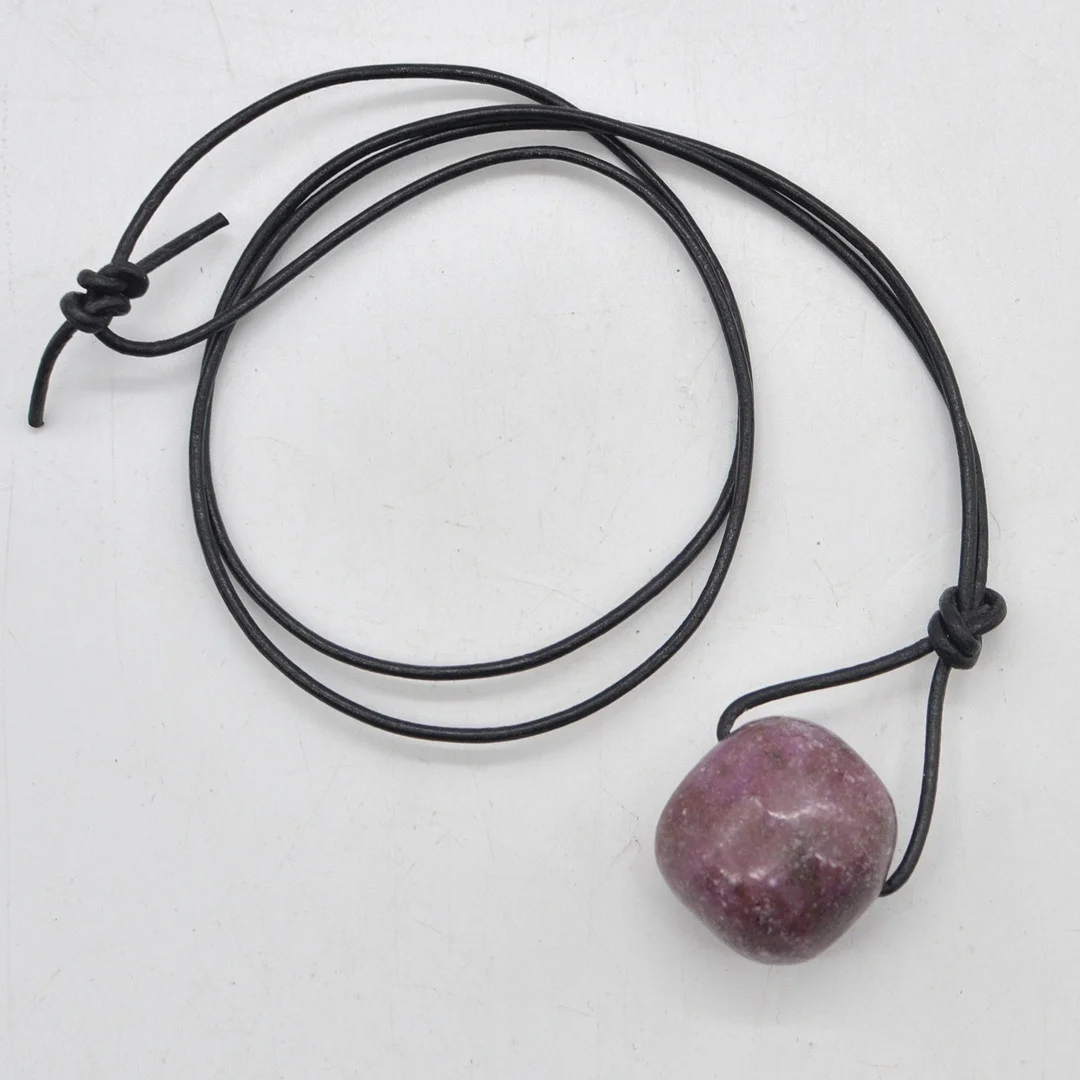 NATÜRLICHER RUBELLIT (CA. 143 KARAT), KUNSTLEDERBAND, 20. JAHRHUNDERT. — Necklace — Kunst- und Auktionshaus Kleinhenz