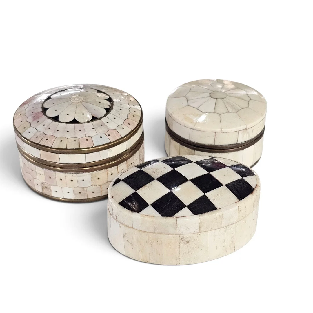 Colección de 3 cajas en placas de hueso y metal. Una ovalada de damero. — Other — Arce Auctions