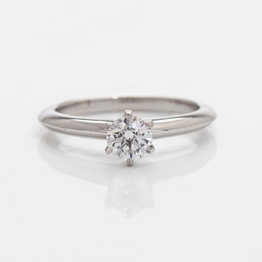 Tiffany & Co, ring, solitär, platina med en briljantslipad diamant. — Smycken/Ringar — Bukowskis