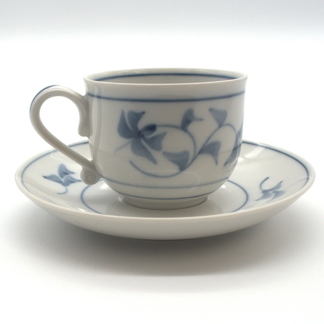 ROYAL COPENHAGEN "NOBLESSE BLUE" TASSE MIT UNTERTASSE, HANDBEMALT, ZWEITE HÄLFTE 20. JAHRHUNDERT. — European — Kunst- und Auktionshaus Kleinhenz