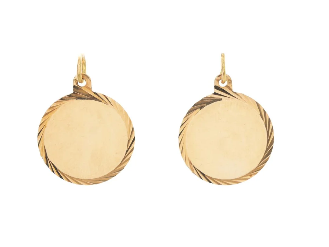 HÄNGEN, 18K guld, 2 st, form av cirklar, mönstrad kant, höjd ink. ögla 2,1 cm, vikt ca 2,2 g. — Smycken/Hänge — Kaplans