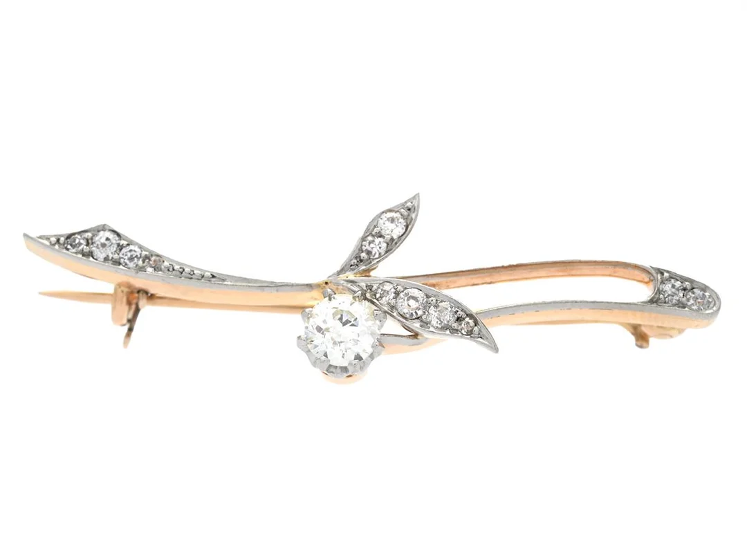 BROSCH, 18K guld/platina, 12 gammalslipade diamanter varav den största ca 0,40 ct, ca TCr/P, bredd 45,8 mm, vikt ca 4,7 g. — Smycken/Brosch — Kaplans