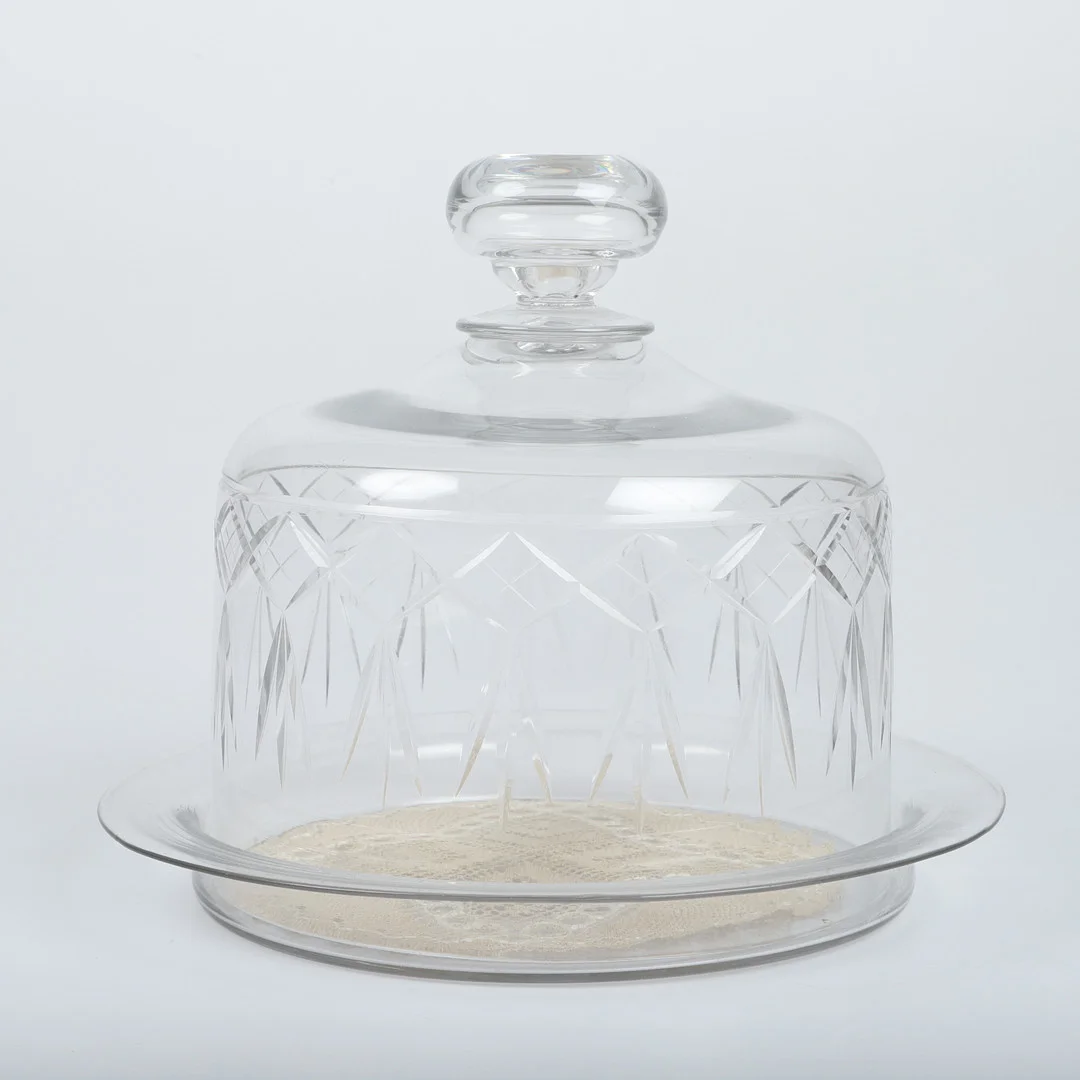 OSTKUPA MED FAT, glas med slipad dekor, 1900-tal. — Utility glass — Helsingborgs Auktionskammare