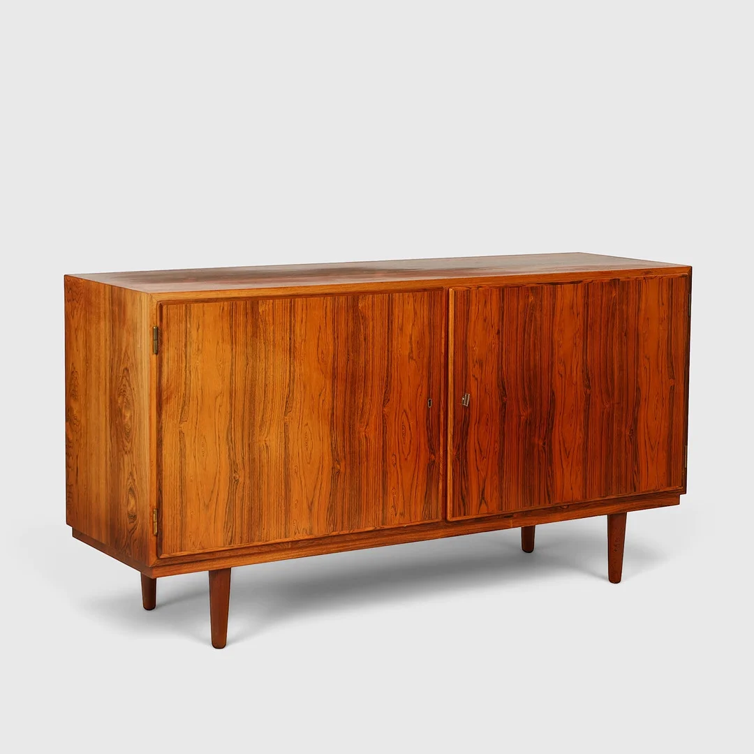 CARLO JENSEN. Skænk af palisander, Hundevad & Co. Danmark, 1960'erne. — Cupboards, Cabinets & Shelves — Palsgaard Kunstauktioner