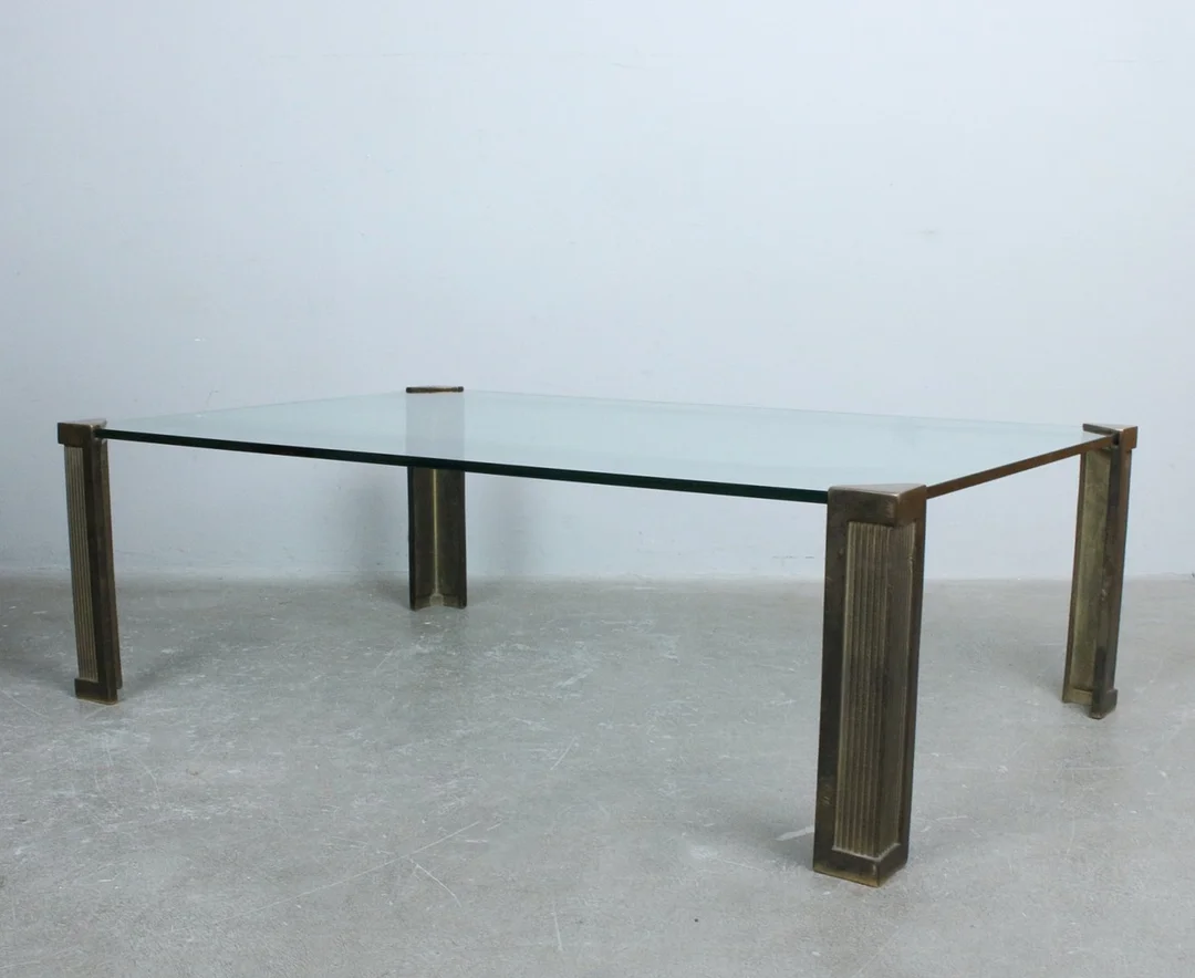 PETER GHYCZY. ZUGESCHRIEBEN. Couchtisch, Glas, Messing, 1970er, Niederlande. — Coffee Tables — Stockholms Auktionsverk Düsseldorf/Neuss