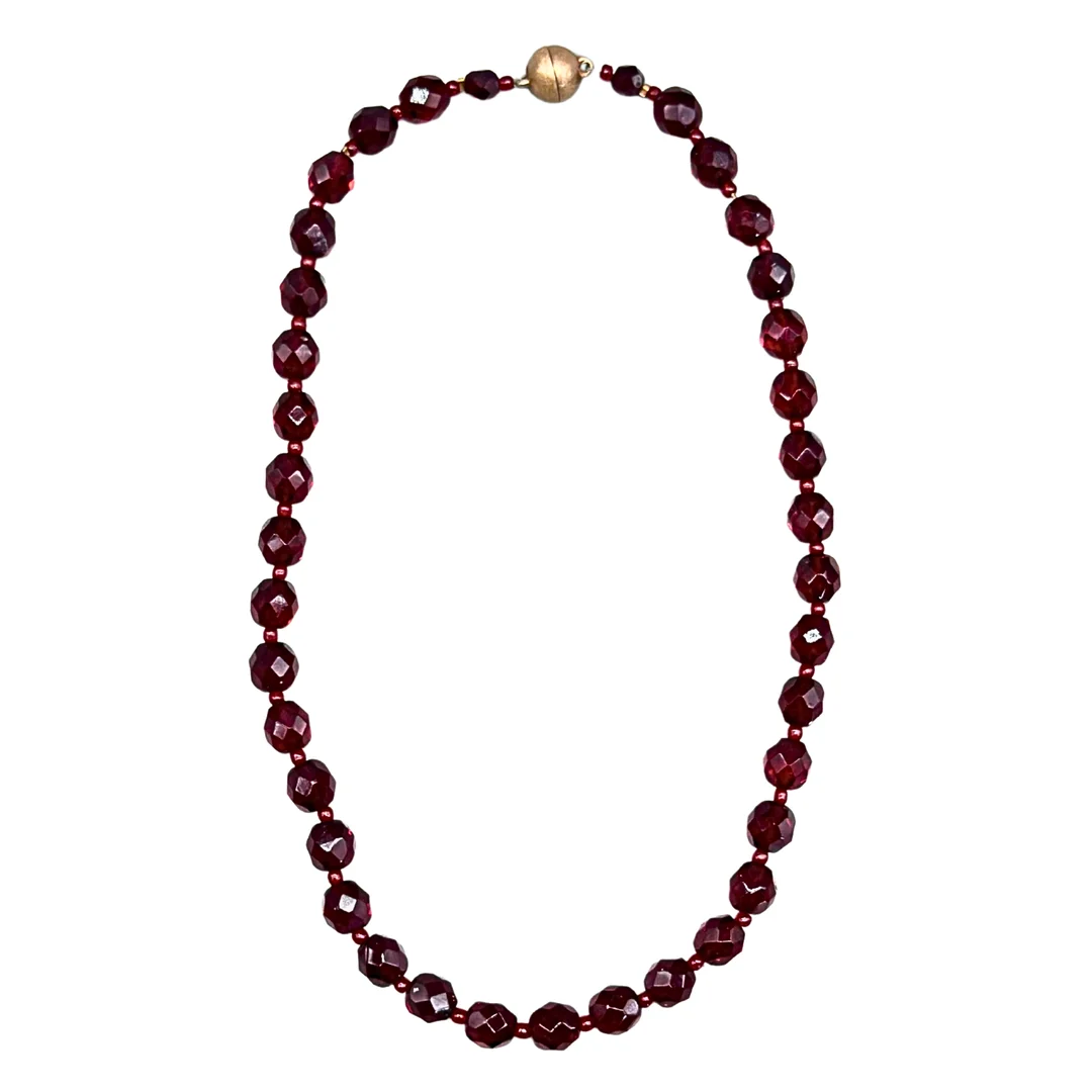 DUNKELROTE PERLENKETTE MIT 925ER SILBER MAGNETVERSCHLUSS. — Necklace — Auktionshaus Stuber's Hammerschlag