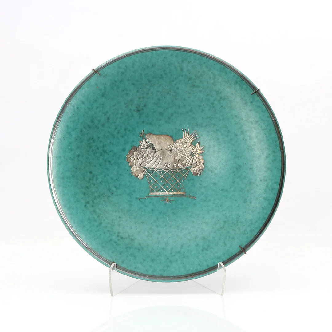 WILHELM KÅGE. SKÅLFAT. Glaserat stengods med silverdekor. Gustavsberg, "Argenta". Märkt undertill. — European — Skånes Auktionsverk