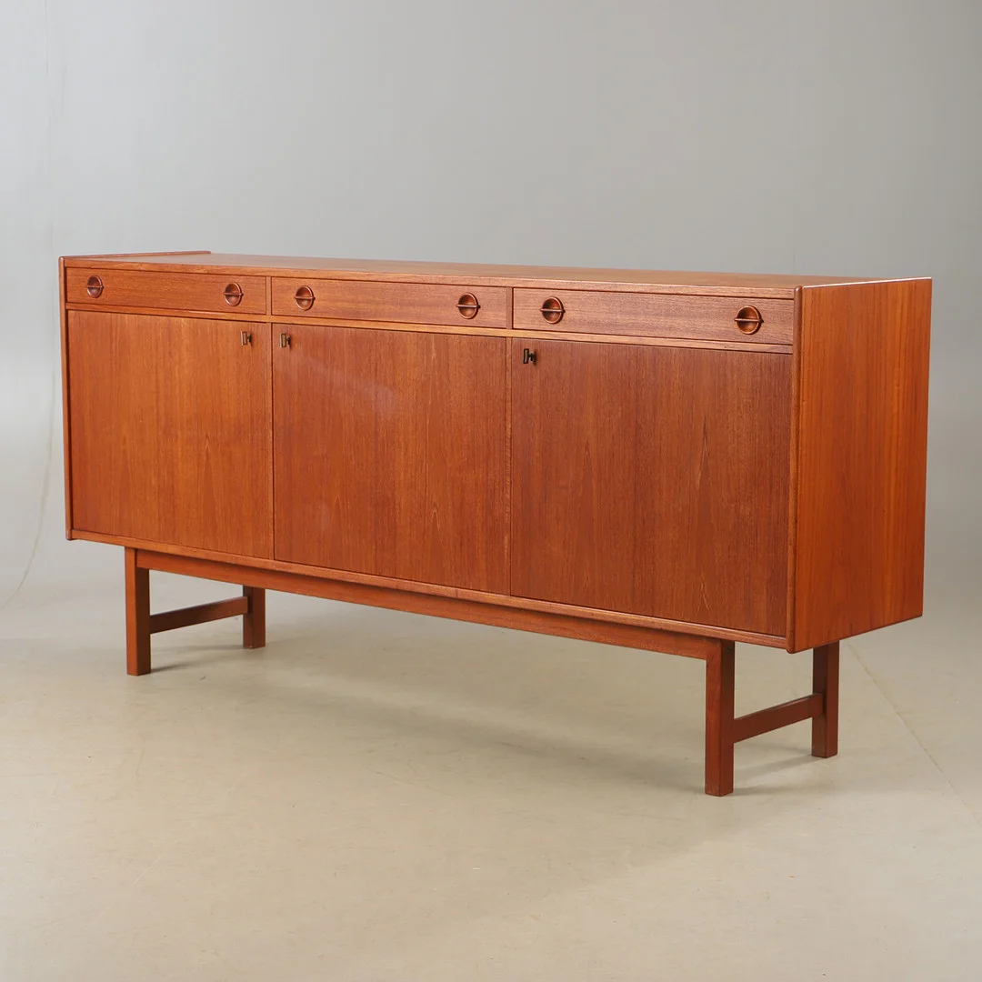 TAGE OLOFSSON. Sideboard, teak, Ulferts, 1900-talets mitt. — Cupboards, Cabinets & Shelves — Helsingborgs Auktionskammare