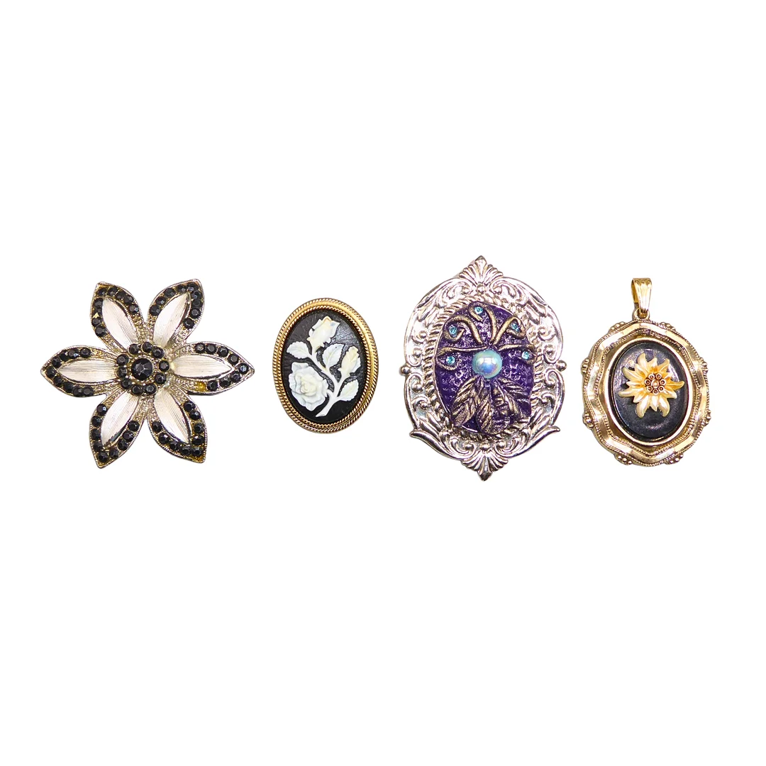 SCHMUCKKONVOLUT MIT ANHÄNGER „GERMANY“ UND DREI BROSCHEN, 4-TEILIG. — Brooches & Pendants — Auktionshaus Stuber's Hammerschlag