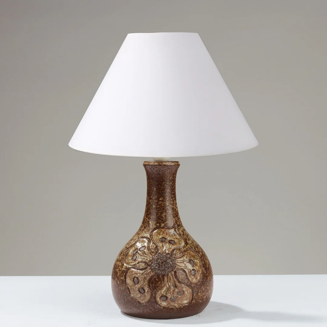 STIIL STENTØJ: Bordlampe af brunglaseret stentøj udsmykket med blomstermotiver i relief, eget værksted i Tranum, Danmark, ca. 1970/80'erne. — Table Lamps — Palsgaard Kunstauktioner