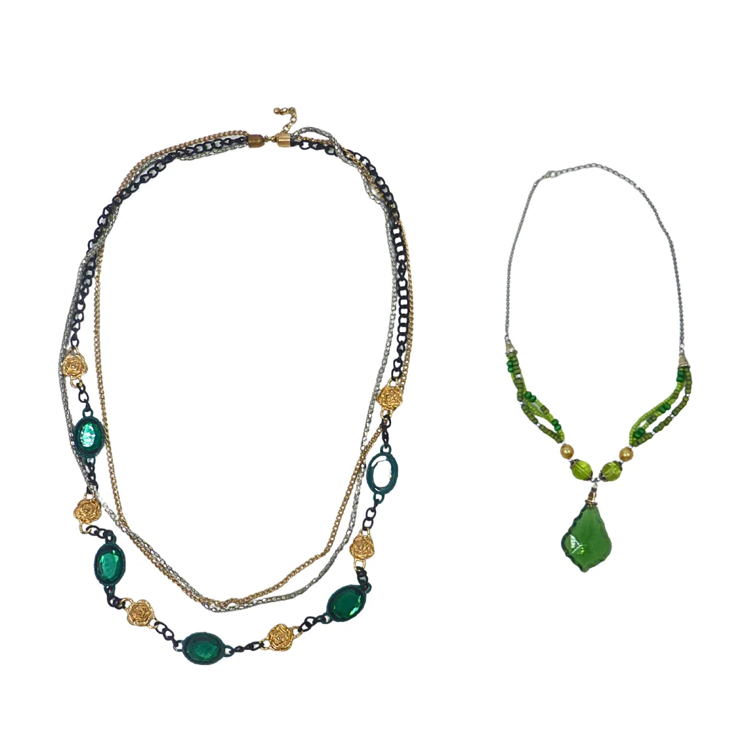 HALSKETTEN MIT GRÜNEN STEINEN UND PERLEN. — Jewellery — Auktionshaus Stuber's Hammerschlag