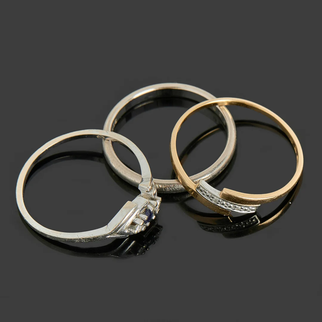 RINGAR, 3 st, 18k vitguld samt guld, diamant, safir. — Rings — Crafoord Auktioner Stockholm