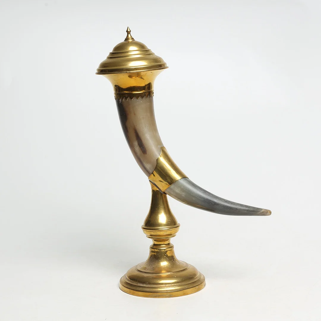 PRYDNADSHORN, horn/mässing. — Pewter, Brass & Copper — Kalmar Auktionsverk