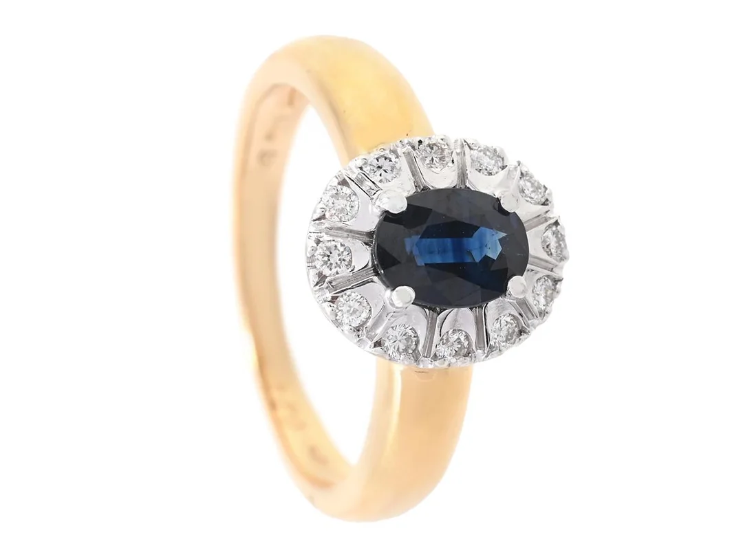 CARMOSÉRING, 18K guld, ovalslipad safir, briljantslipade diamanter 0,24 ctv, ca W/SI, stl 18,25 mm, vikt 5,9 g. — Smycken/Carmoséring — Kaplans