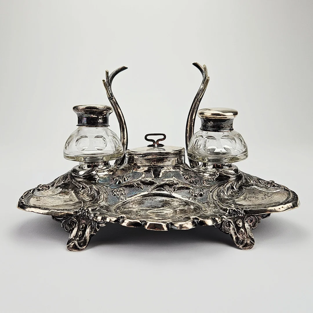 SKRIVBORDSUPPSATS, silver och glas, Ernst Gustaf Markström, verksam 1849-1883, Uppsala 1873, vikt exklusive glasinsatser ca. 207 gram. — Silver — Auktionshuset Thörner & Ek