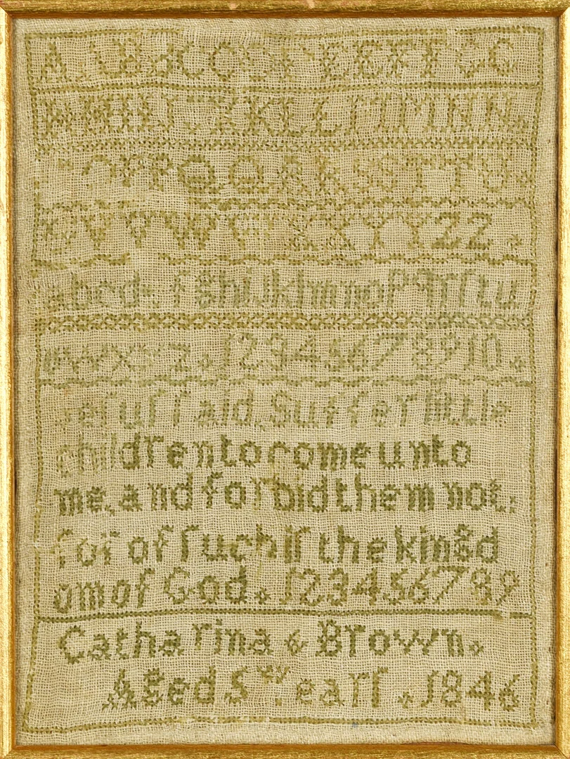 BRODERAD MÄRKDUK. Daterad 1846, England. — Textiles — Norrlands Auktionsverk