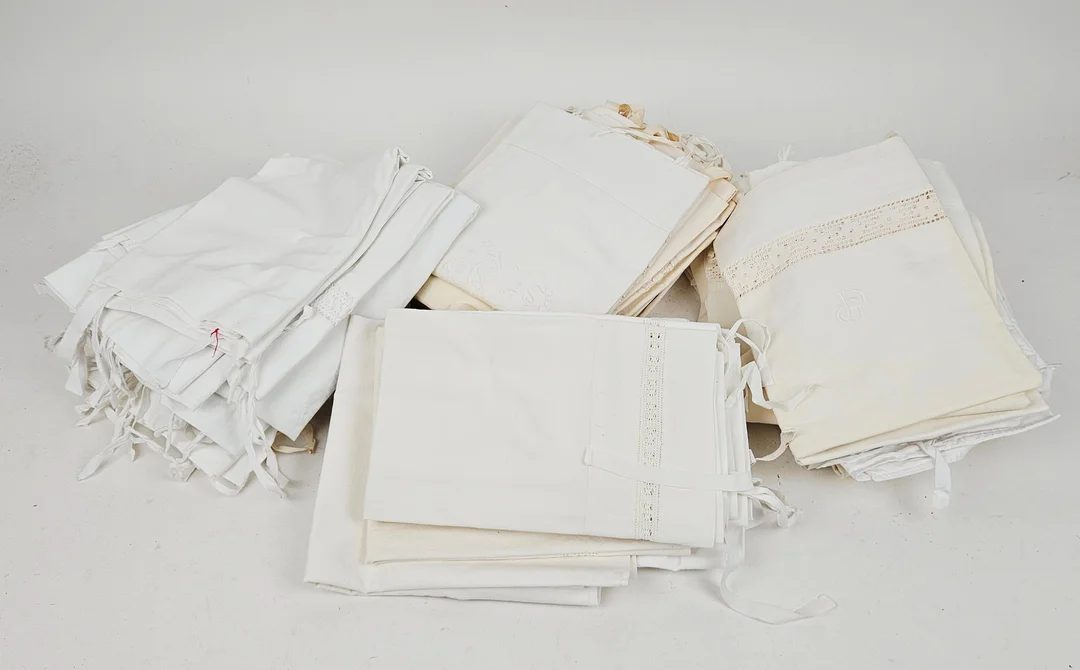 PARTI ÖRNGÖTT, 1900-tal. — Textiles — Auktionshuset Thörner & Ek