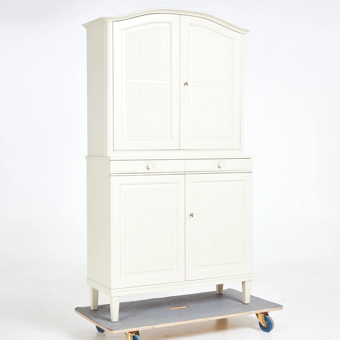 CARL MALMSTEN. "Herrgården", skåp, i två delar, vitlackerad, invändigt grålackerad, två utdragslådor, skåpssektioner med bakomliggande hyllplan. — Cupboards, Cabinets & Shelves — Stockholms Auktionsverk Sickla