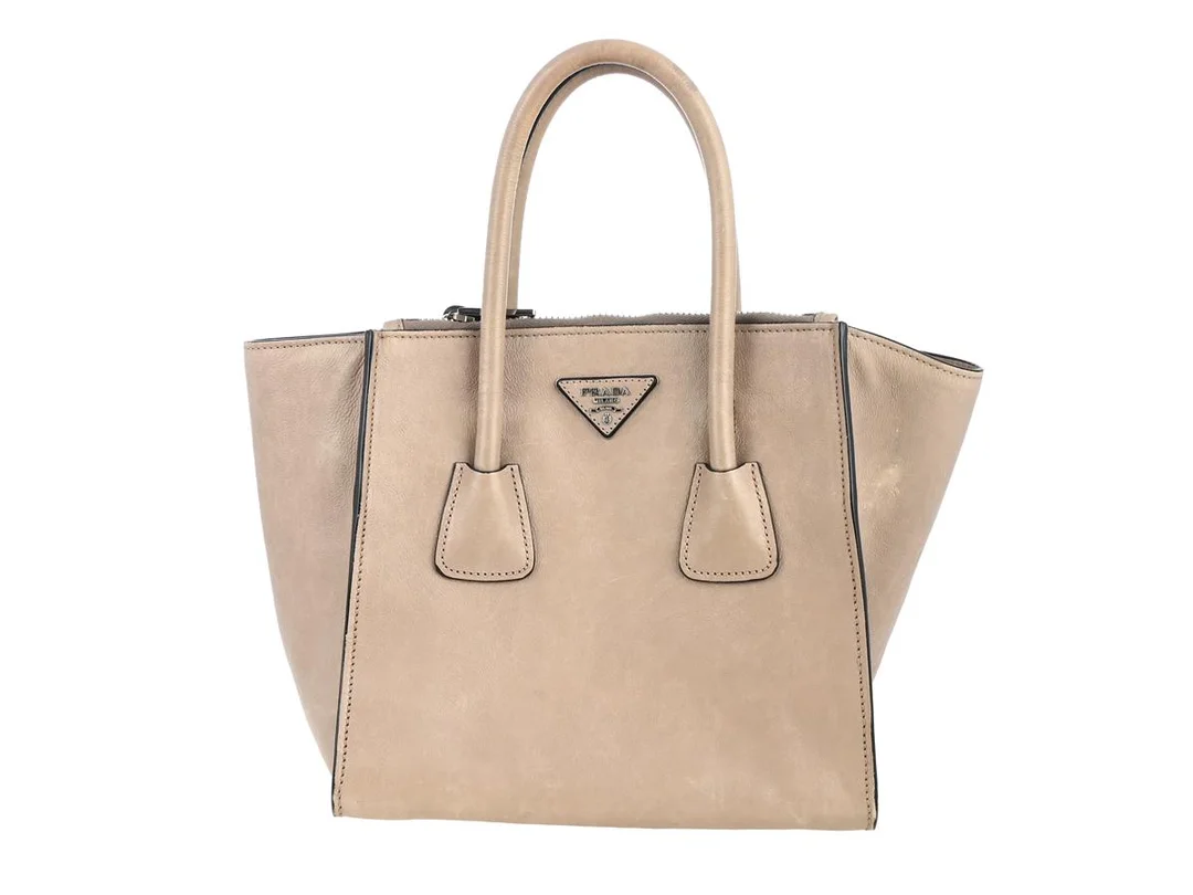 VÄSKA, PRADA, Twin Pocket Double Handle Tote, beiget läder, silverfärgade beslag, 24x23x19, cert, axelrem, kvitto från 2013, dustbag. — Accessoarer/Väskor — Kaplans