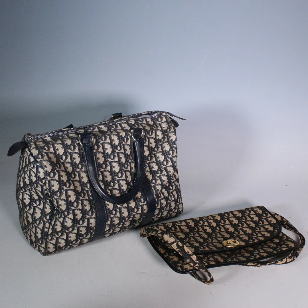 DIOR. Vintage Boston Bag und kleine Umhängetasche mit Trotter-Muster, 1970er. — Vintage & Designer Fashion — Stockholms Auktionsverk Düsseldorf/Neuss