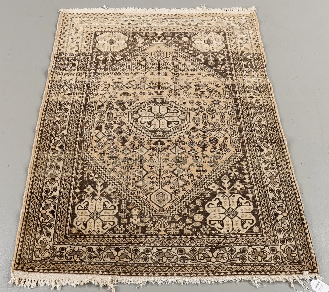 MATTA Abadeh, 160x108 cm. — Persian Carpets & Textiles — Karlstad Hammarö Auktionsverk