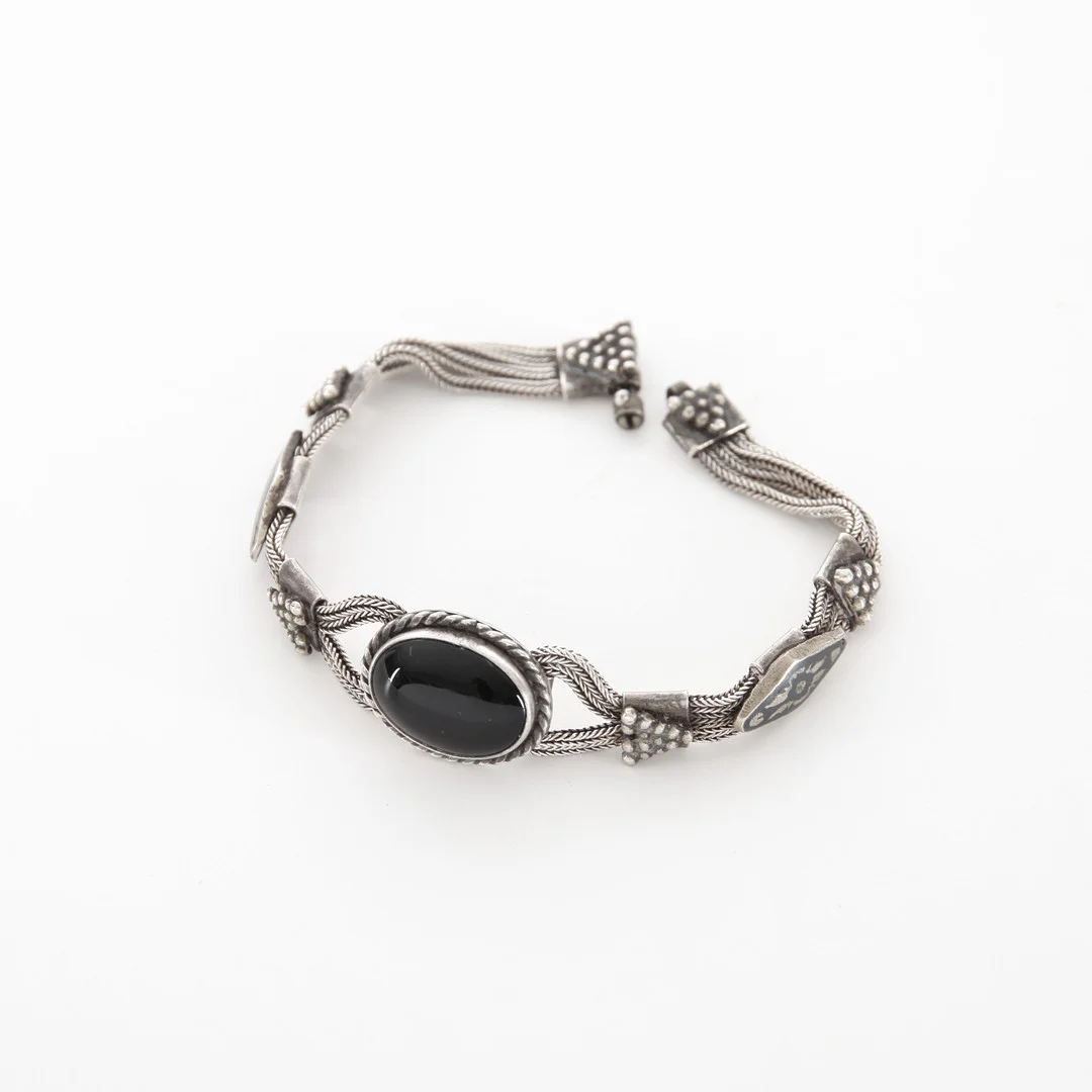 ANTIKT SILVERARMBAND, med cabochonslipad blodsten och nielloarbete, Kaukasien, sekelskiftet 1900. — Bracelets — Auktionsverket Engelholm