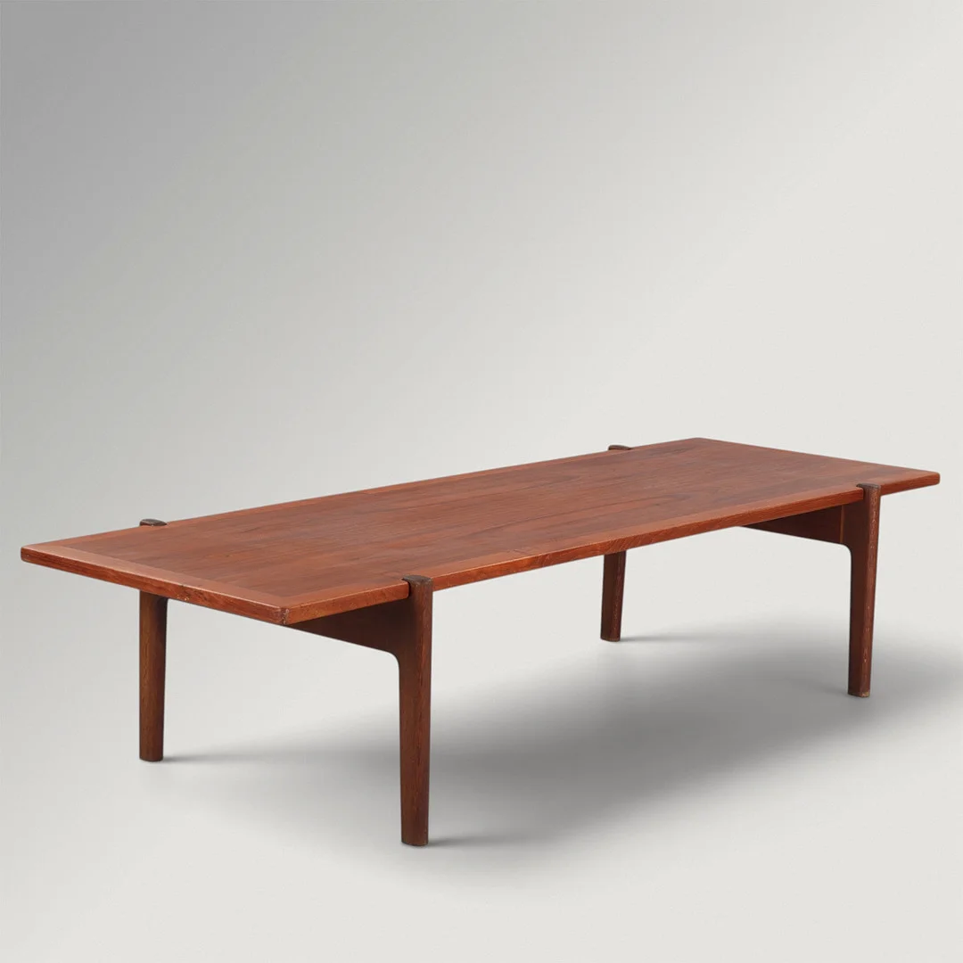 HANS J WEGNER. Sofabord af teak med vendbar plade, ene side ilagt med sort formica, Johannes Hansen, Danmark, formgivet 1953. — Coffee Tables — Palsgaard Kunstauktioner