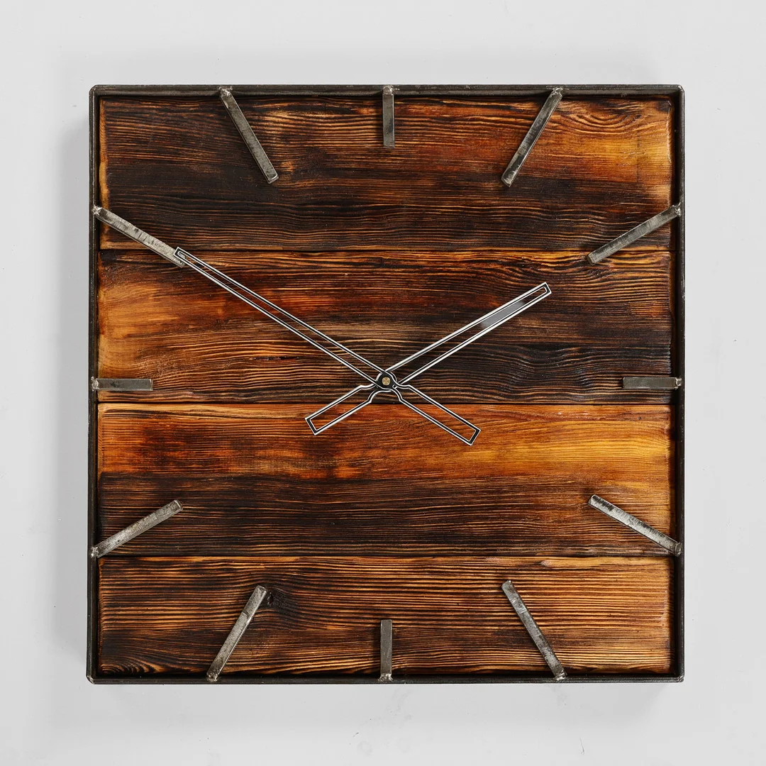 Rustikt vægur af træ og metal. 21 årh. — Wall Clocks — Palsgaard Kunstauktioner