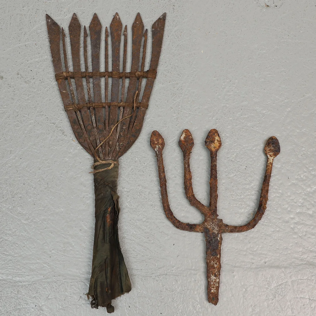 ÅLLJUSTER, 2 st, smide 1800-tal. — Tools & Gears — Ekenbergs Auktioner