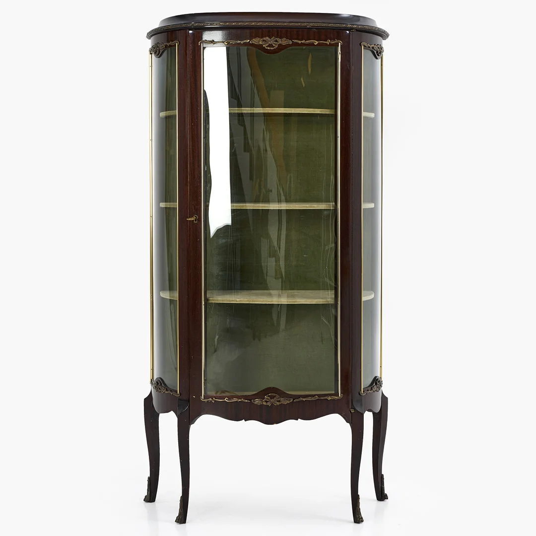 VITRINSKÅP, mahognyfanér, välvda glas, Inredning med textilklädsel, Louis XV-stil, 1900-talets mitt. — Cupboards, Cabinets & Shelves — Crafoord Auktioner Stockholm
