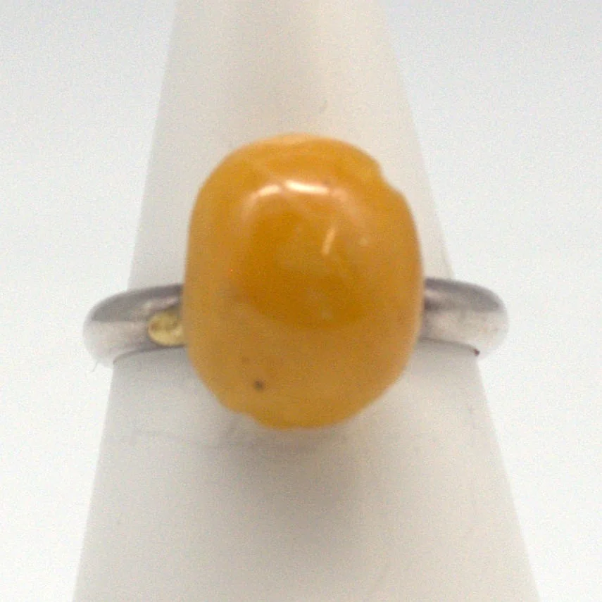 DESIGNER RING STERLING SILBER MIT BUTTERSCOTCH BERNSTEIN BESETZT, 20. JAHRHUNDERT. — Rings — Kunst- und Auktionshaus Kleinhenz