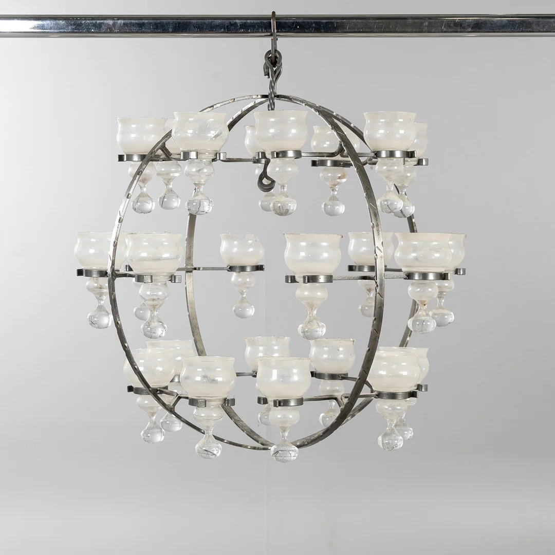BERTIL VALLIEN. Ljuskrona, för 24 ljus, Boda Smide, 1900-talets andra hälft. — Wall Lights — Stockholms Auktionsverk Helsingborg