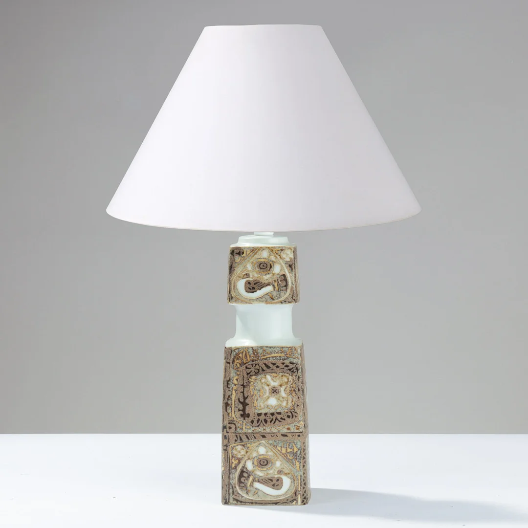 NILS THORSSON (1898-1975). Bordlampe af fajance udsmykket med abstrakte mønstre, "Bacca", Royal Copenhagen, Fog & Mørup Copenhagen, Danmark, 1960'erne. — Table Lamps — Palsgaard Kunstauktioner