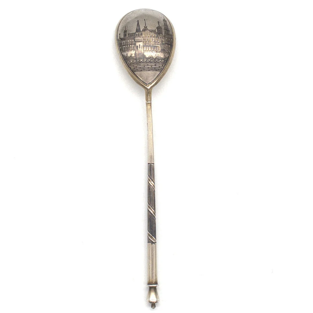 ANTIKER RUSSISCHER 875 SILBER/84 ZOLOTNIKI LÖFFEL, NIELLO-DEKORATION STADTANSICHT VON MOSKAU, VERGOLDET, MOSKAU, UM 1900. — Silver — Kunst- und Auktionshaus Kleinhenz