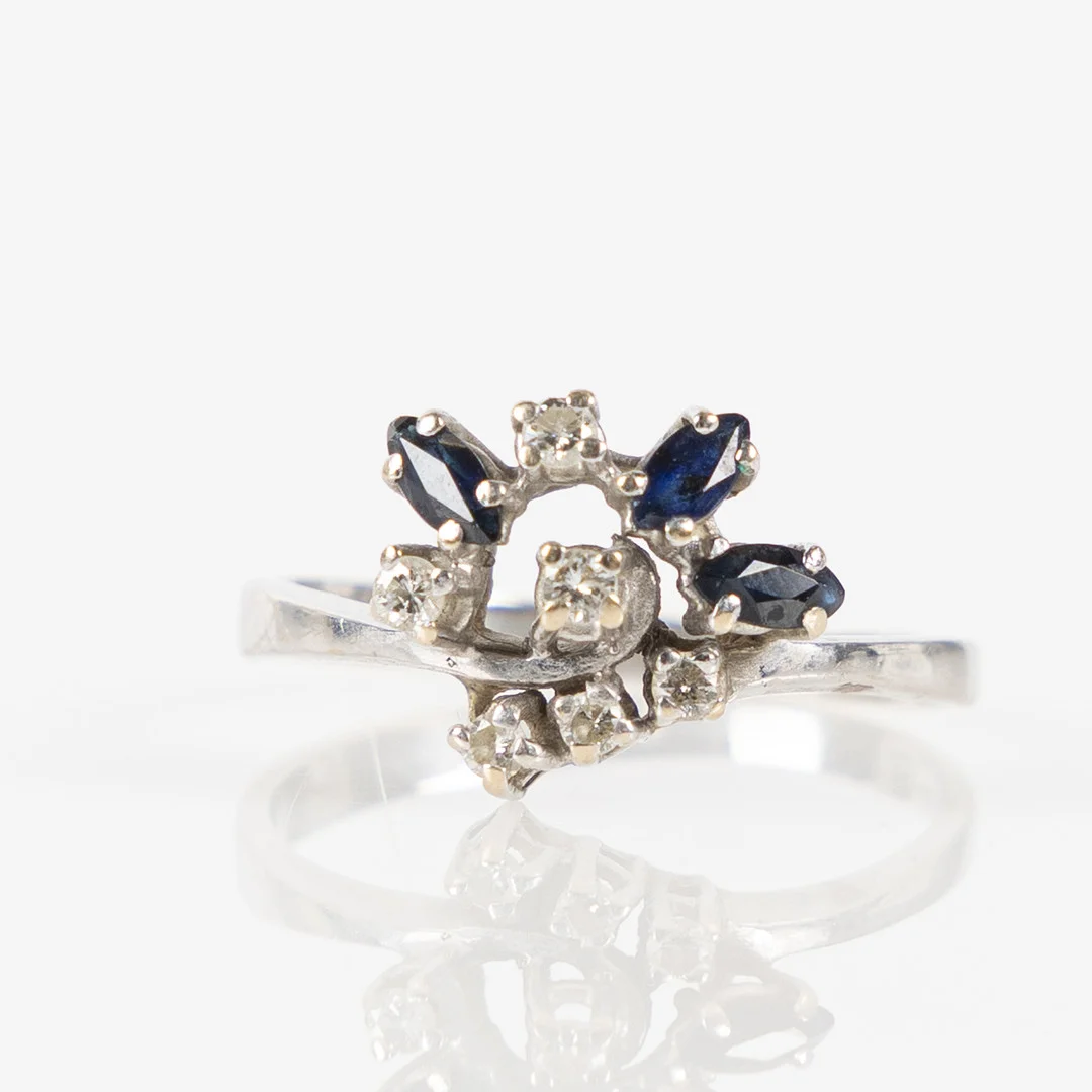 RING, 18K vitguld med briljantslipade diamanter och navettslipade safirer. — Rings — Stockholms Auktionsverk Helsingborg