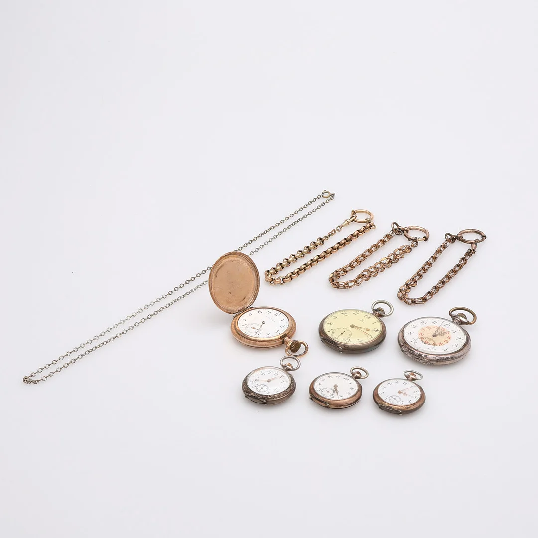 6 ST HERR OCH DAMFICKUR 2+4 ST, SILVERBOETTER FÖRRUTOM DEN FÖRGYLLDA. Ej fungerande, bl.a Omega och Viking, de med silverboetter total vikt 267 g. — Pocket & Stop Watches — Crafoord Auktioner Lund
