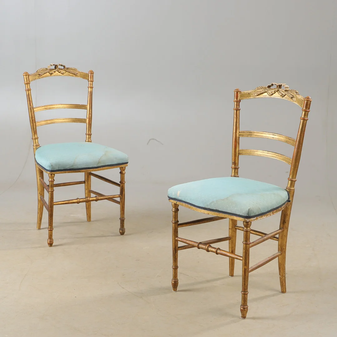 STOLAR, 1 par, förgyllda, 1900-talets första hälft. — Armchairs & Chairs — Helsingborgs Auktionskammare